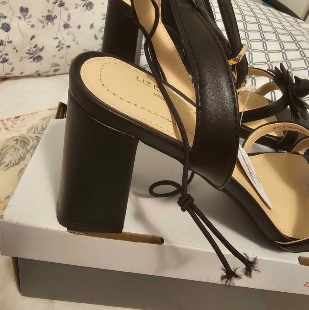 New womans size 8WD Liz Claiborne heels - Picture 2 of 5